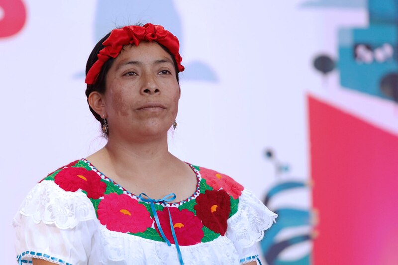 Mujer indígena con traje tradicional mexicano
