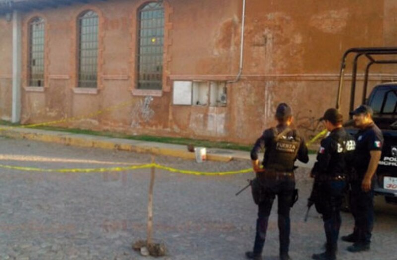 Policía investiga la escena de un crimen