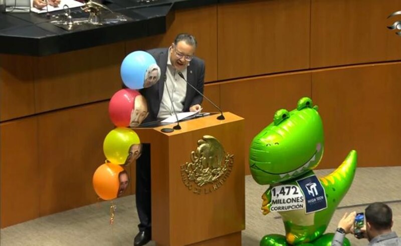 Diputado mexicano es captado en plena sesión con un dinosaurio inflable
