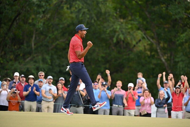 El golfista celebra su victoria