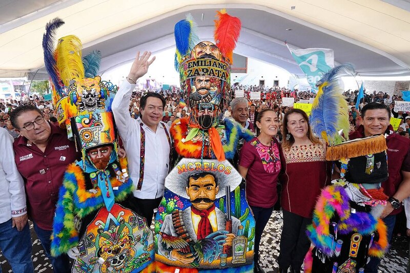 El presidente Andrés Manuel López Obrador encabeza el desfile del Carnaval de Morelos
