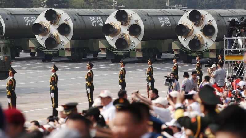 Imagen de misiles balísticos intercontinentales chinos DF-5B en un desfile militar en Pekín.