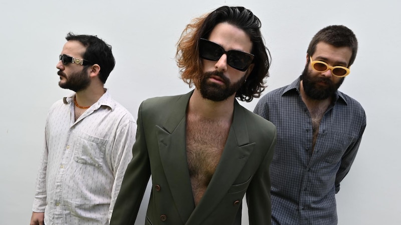 Tres hombres con barba y gafas de sol