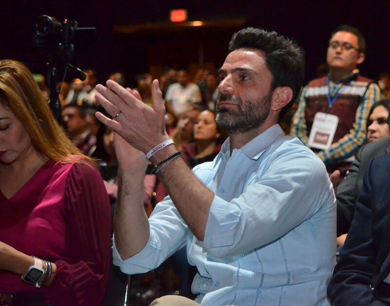 El actor mexicano Gael García Bernal aplaude durante un evento.