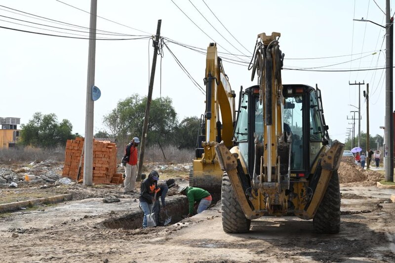 Obreros trabajando en una zanja