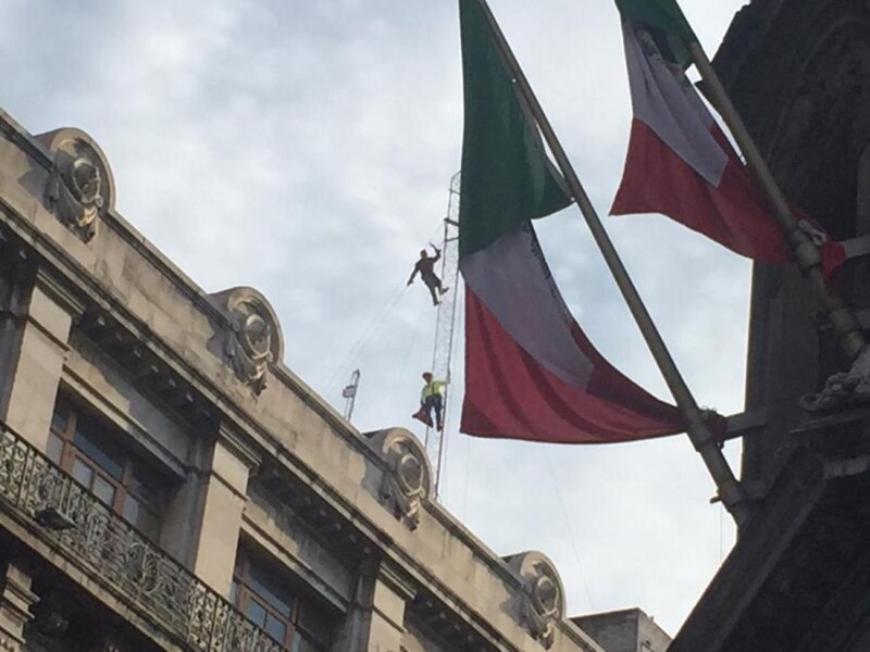 Un hombre araña escala un edificio en la Ciudad de México