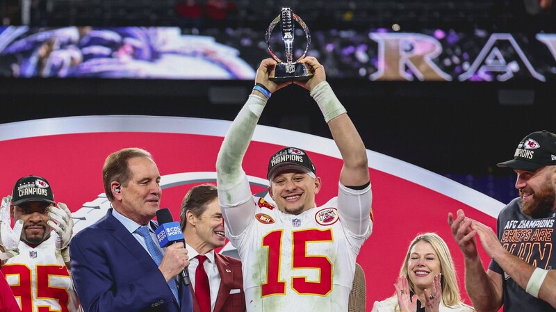 Patrick Mahomes sosteniendo el trofeo Vince Lombardi