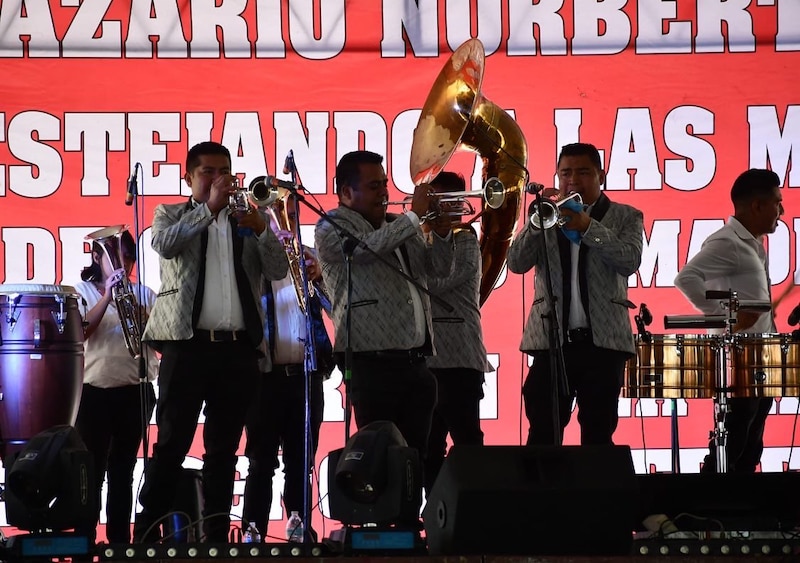 Banda sinaloense tocando en vivo
