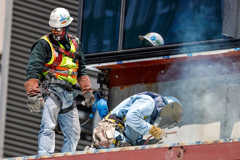 Soldadores trabajando en la construcción de un edificio