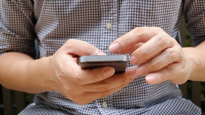 Un hombre usando un teléfono móvil