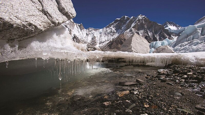 Río de hielo en el Himalaya