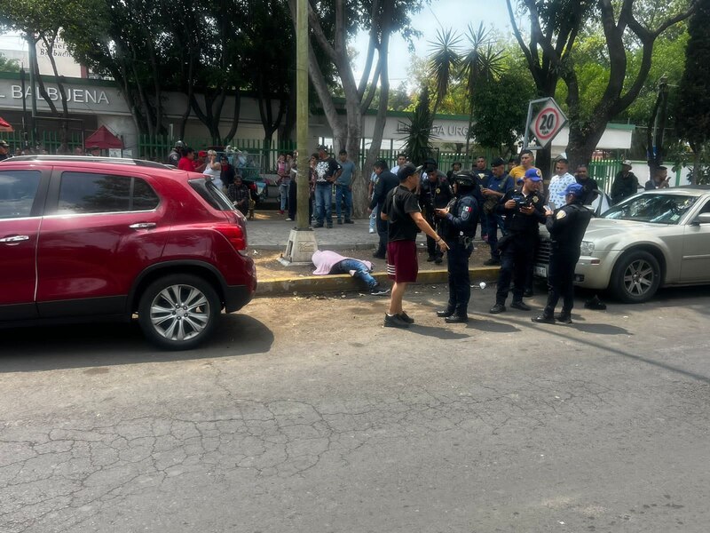 Un hombre es detenido por la policía en la calle.