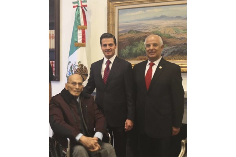 El presidente López Obrador se reúne con el escritor Carlos Fuentes y el historiador Enrique Krauze.