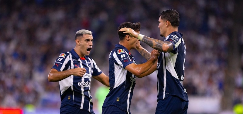 ¡Golazo! Henry Martín celebra con sus compañeros el triunfo de las Águilas sobre Chivas