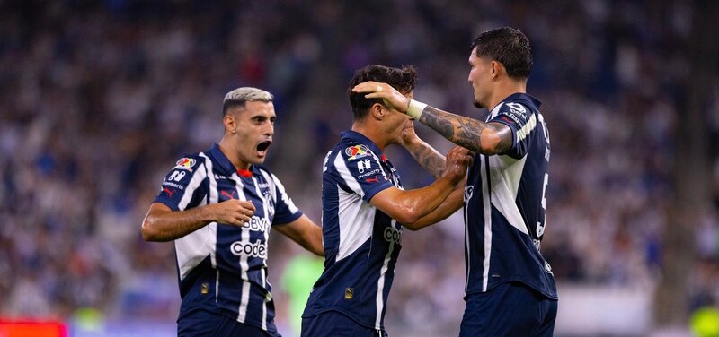 ¡Golazo! Henry Martín celebra con sus compañeros el triunfo de las Águilas sobre Chivas