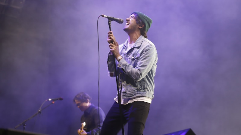 Cantante con micrófono en concierto