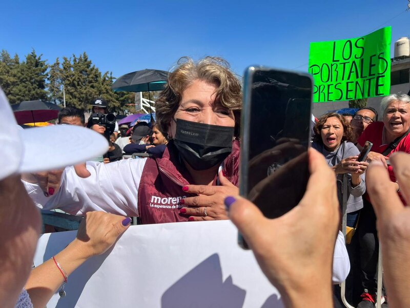 La candidata a gobernadora de Morena, Evelyn Salgado, se toma una foto con una simpatizante.