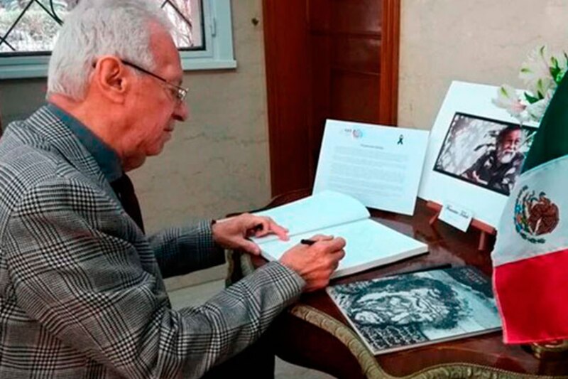 El expresidente mexicano, Vicente Fox, firma un libro de condolencias por el fallecimiento de Fidel Castro.