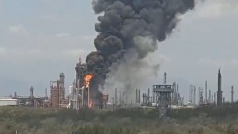 Incendio en una refinería de petróleo