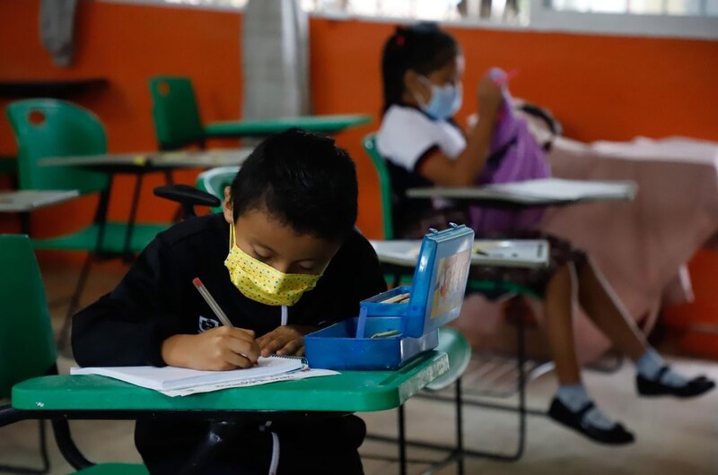 Niños en la escuela con mascarillas