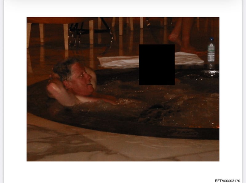 Clinton en un jacuzzi