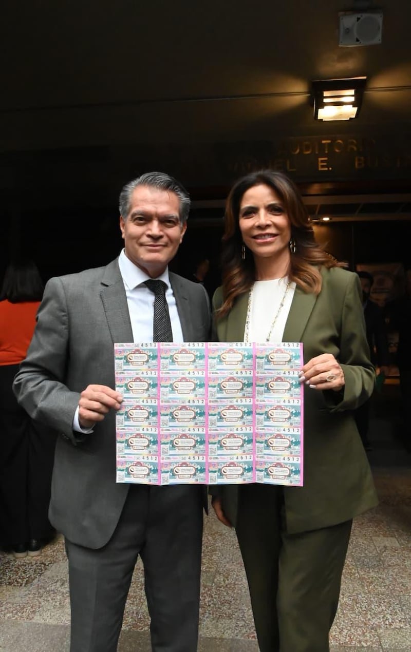 El subsecretario de Salud, Ramiro López y la directora general de la Lotería Nacional, Olivia Salomón develaron el billete conmemorativo de la Semana Nacional de Salud Pública 2025, del sorteo Zodiaco que se celebrará el próximo 7 de septiembre