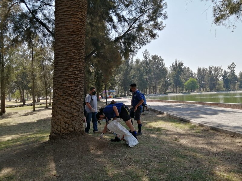 Voluntarios limpiando un parque