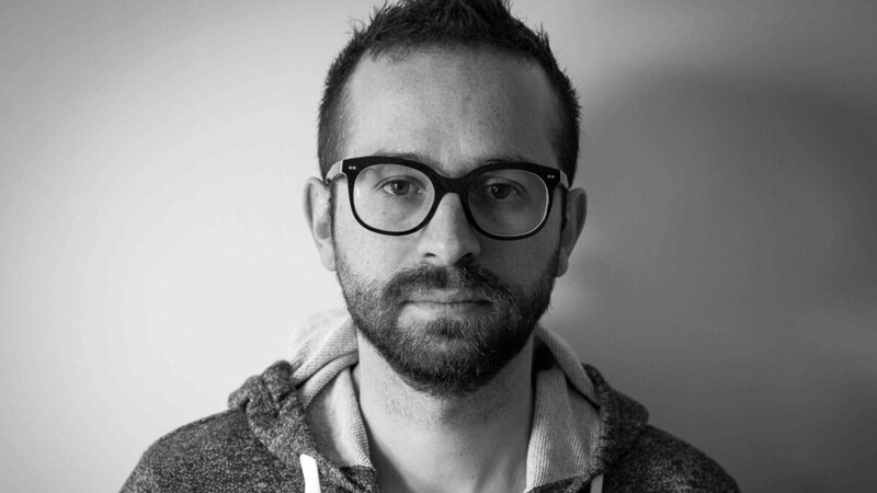 Retrato de un hombre con barba y gafas