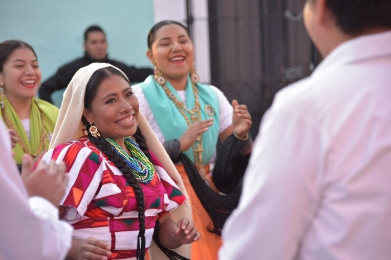 Mujeres indígenas bailando en una ceremonia tradicional