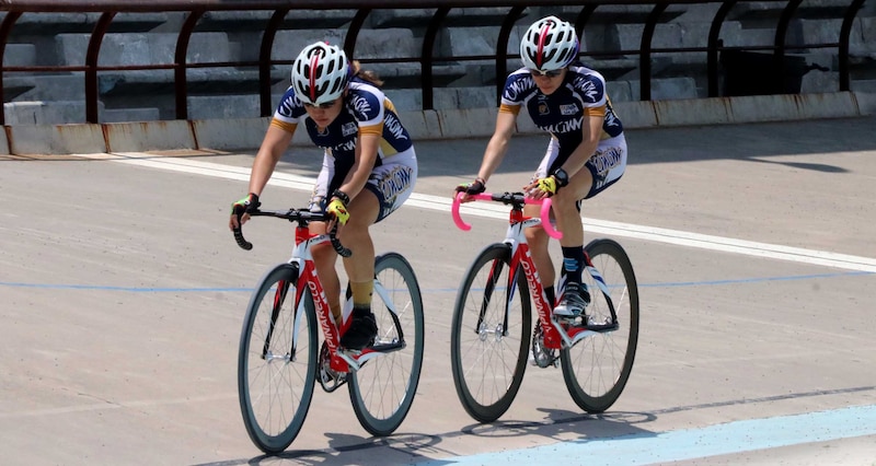 Ciclistas en el velódromo