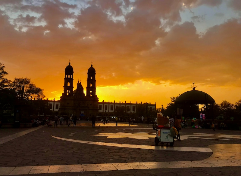 Atardecer en la Plaza de la Paz, San Miguel de Allende, México