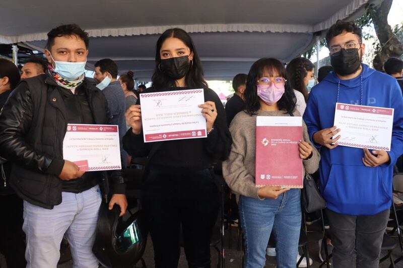 Title: Entrega de reconocimientos a los ganadores del concurso de altares de muertos