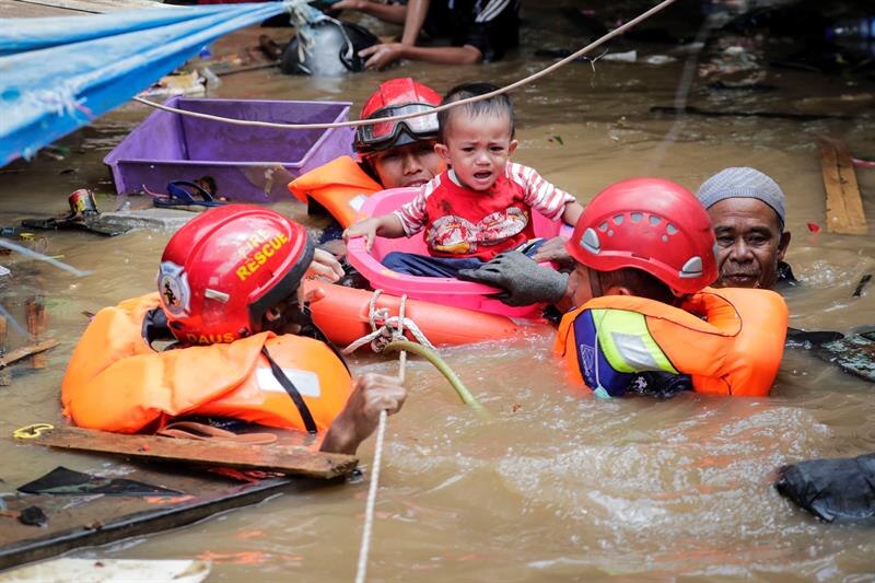 Rescate de un niño en una inundación