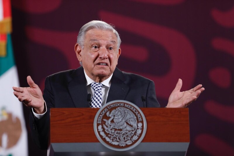 El presidente López Obrador da un discurso en el Palacio Nacional.