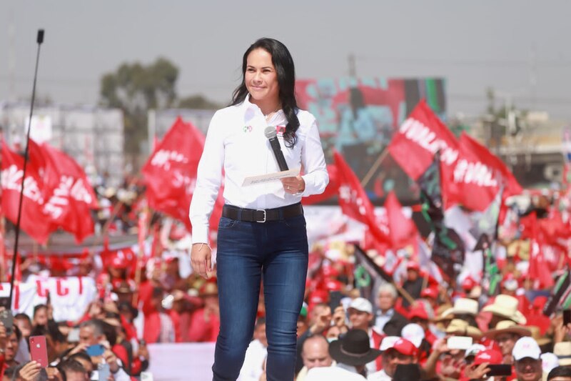 La candidata presidencial mexicana, Claudia Sheinbaum, pronuncia un discurso ante una multitud de simpatizantes.