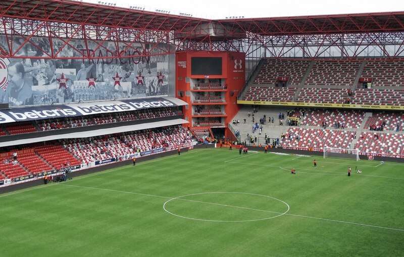 Estadio de fútbol vacío