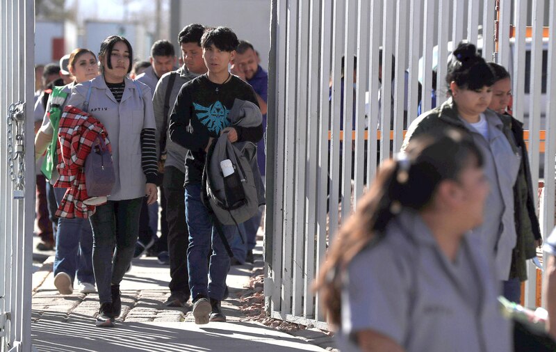 Trabajadores luego de una jornada laboral en una maquiladora el 17 de febrero de 2025, en Ciudad Juárez, en Chihuahua.