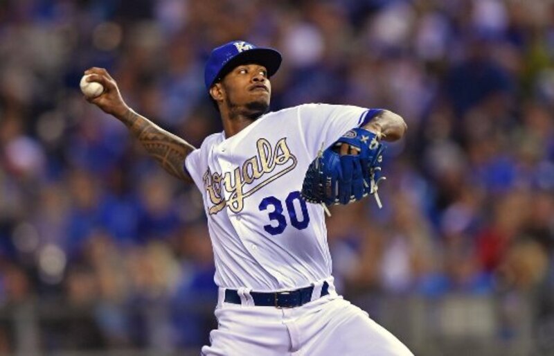 El lanzador de los Reales de Kansas City, Yordano Ventura, lanza la bola durante el partido contra los Cachorros de Chicago en el Kauffman Stadium el 7 de junio de 2016.