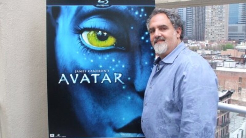 El director James Cameron posa junto al cartel de su película Avatar.