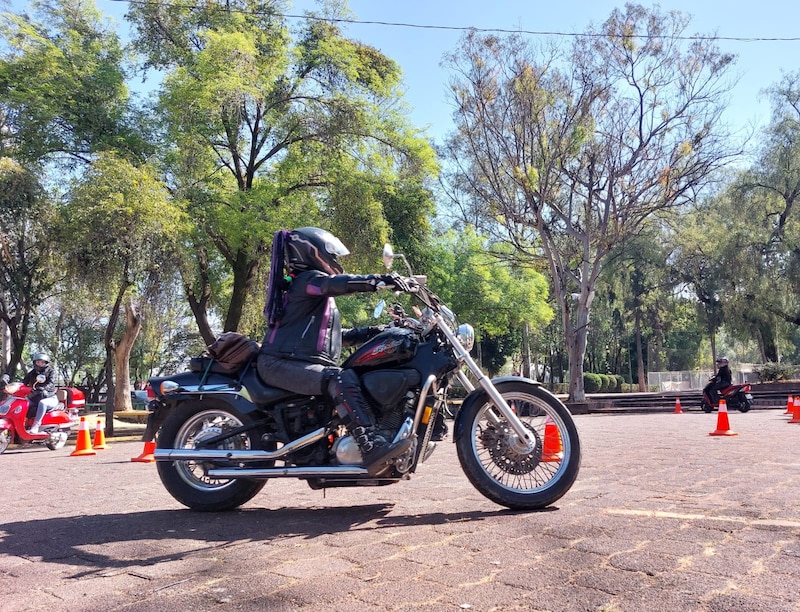 Mujer en motocicleta