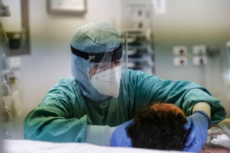 Médico atiende a paciente con COVID-19