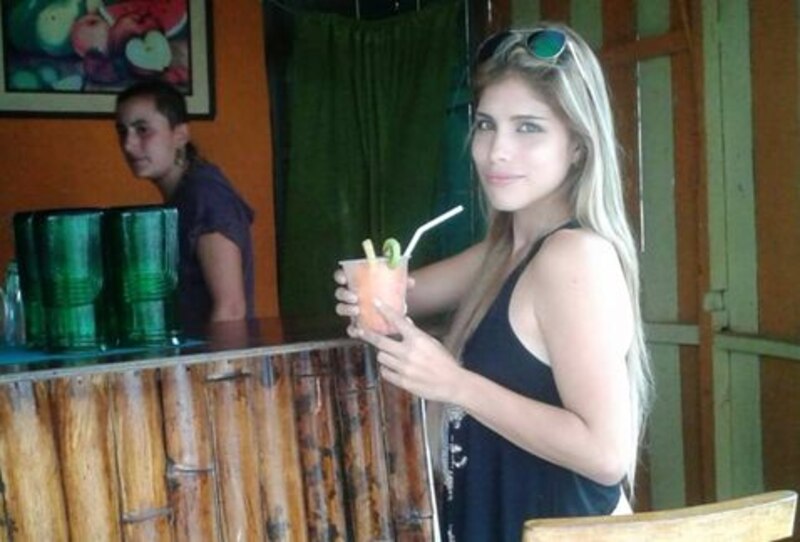Camarera sirviendo una bebida en un bar