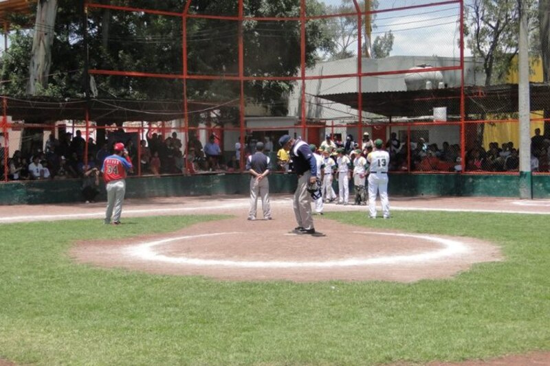 Juego de béisbol en un estadio