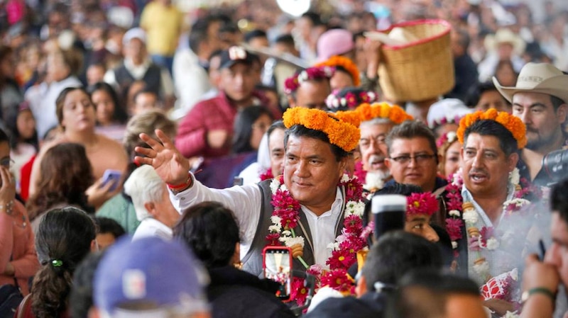 El presidente López Obrador saluda a la multitud en un evento público.