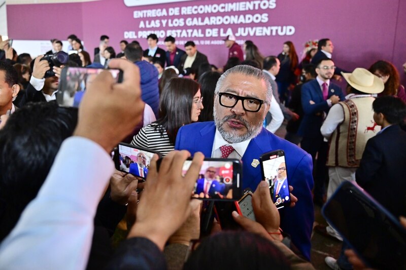 El presidente López Obrador entrega reconocimientos a los galardonados del Premio Estatal de la Juventud 2022