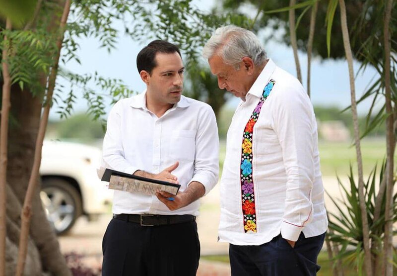 El presidente López Obrador dialoga con el gobernador de Chiapas, Rutilio Escandón