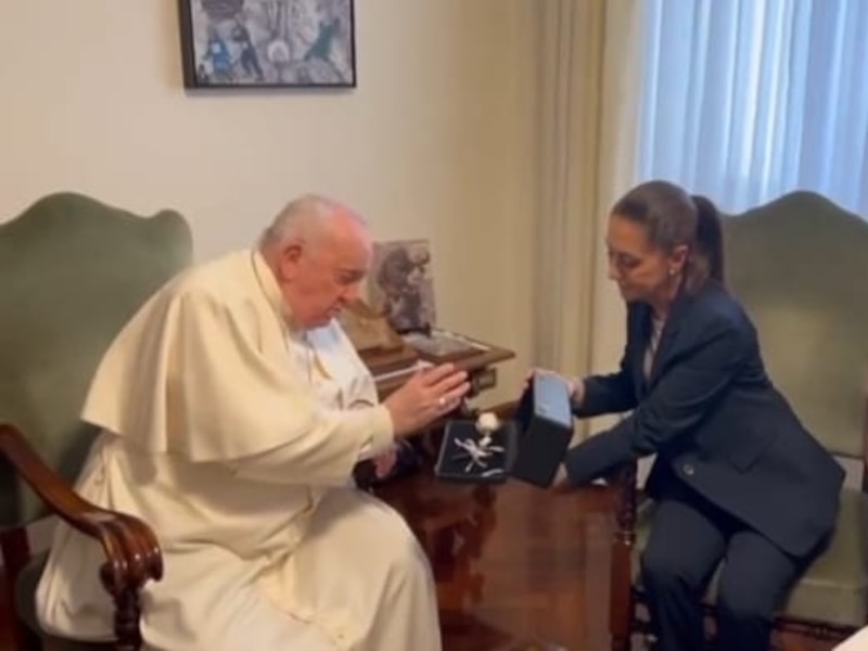 El Papa Francisco recibe un regalo de la presidenta de Argentina, Cristina Fernández de Kirchner