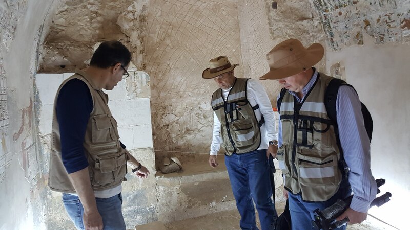 Investigadores examinan un antiguo fresco en una cueva de Qumrán.