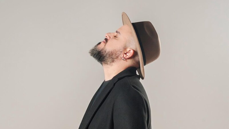 Cantante con sombrero y barba