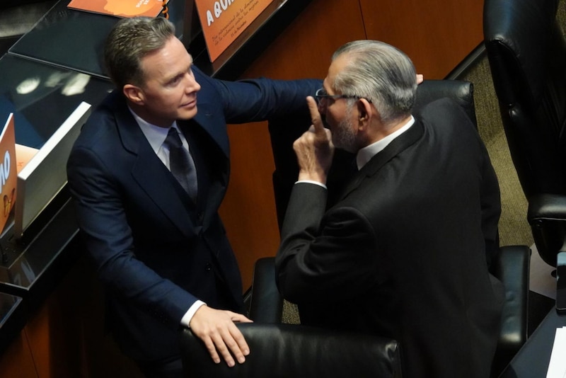 Los senadores Manuel Velasco y Adán Augusto conversaron durante la Sesión Ordinaria en el Senado de la República.